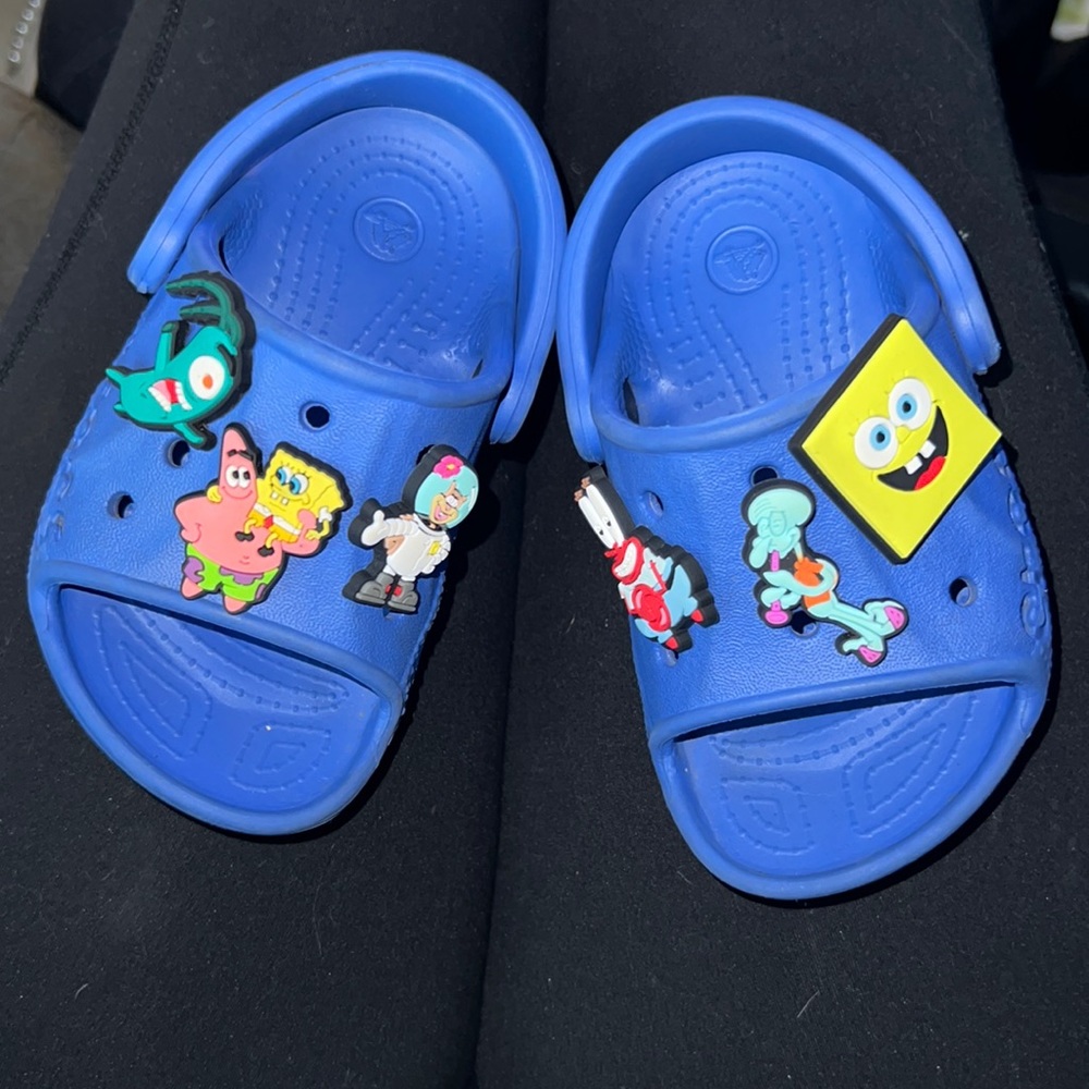 Toddler blue crocs sandals with 6 brand new sponge bob charms